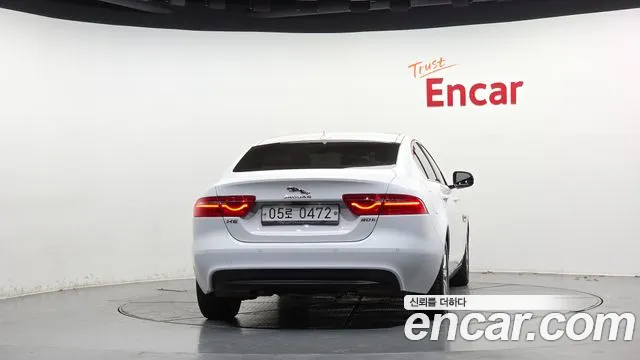 Jaguar XE 2016 thumb 4