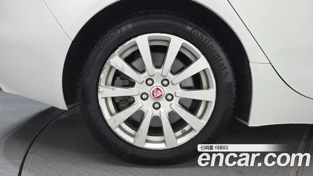 Jaguar XE 2016 thumb 5