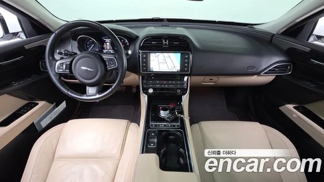 Jaguar XE 2016 thumb 7
