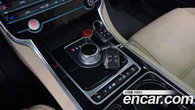 Jaguar XE 2016 thumb 9