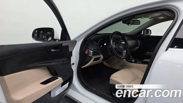 Jaguar XE 2016 thumb 10