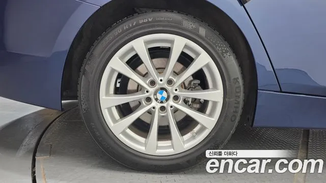 BMW 3-Series 2018 thumb 5