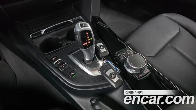 BMW 3-Series 2018 thumb 9