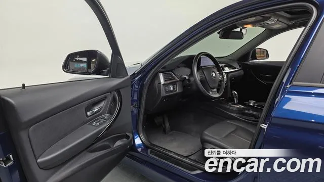 BMW 3-Series 2018 thumb 10