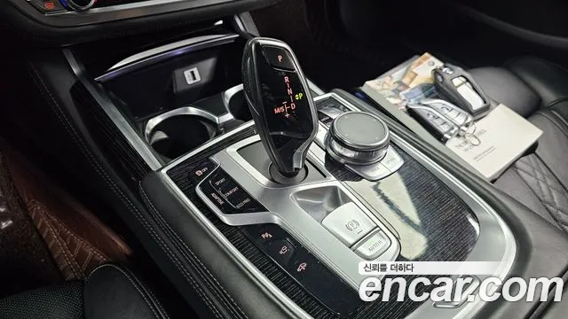 BMW 7-Series 2017 thumb 8
