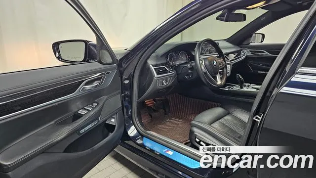 BMW 7-Series 2017 thumb 9