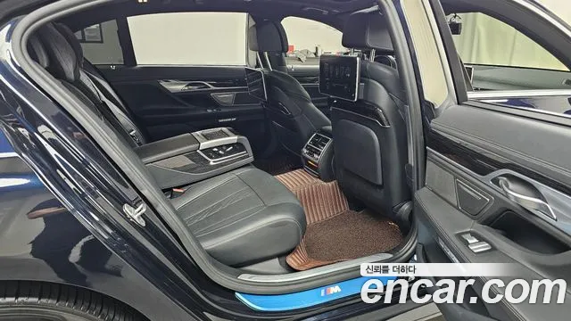 BMW 7-Series 2017 thumb 10