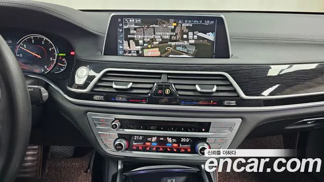 BMW 7-Series 2017 thumb 11