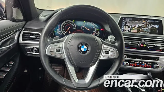 BMW 7-Series 2017 thumb 12