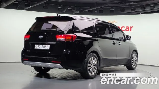 Kia Carnival 2017 thumb 2