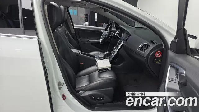 Volvo V60 2014 thumb 10
