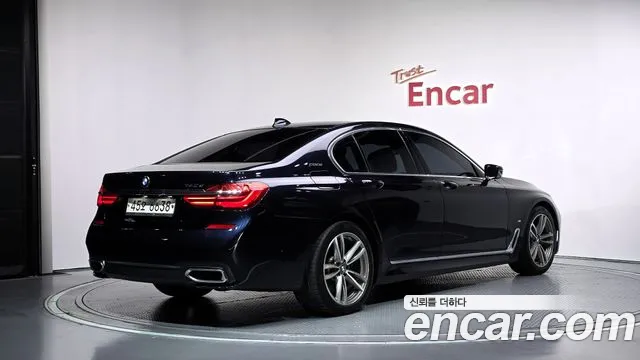 BMW 7-Series 2018 thumb 2