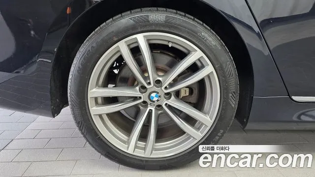 BMW 7-Series 2018 thumb 5