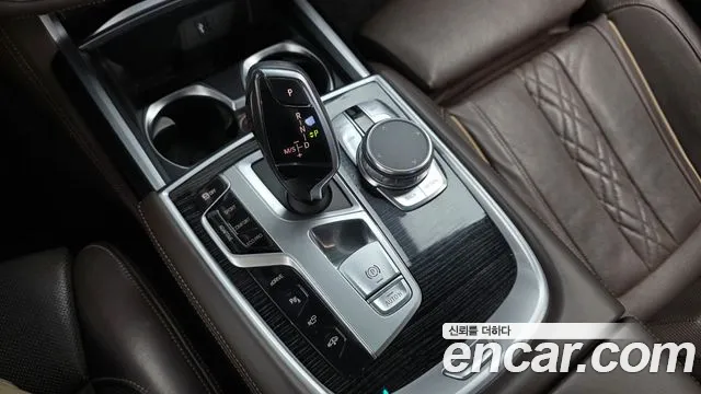 BMW 7-Series 2018 thumb 9