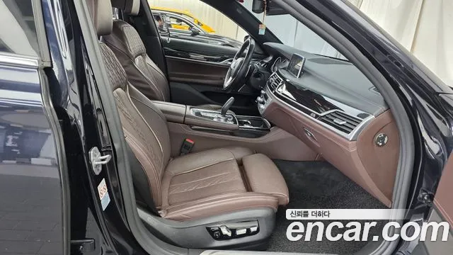 BMW 7-Series 2018 thumb 11