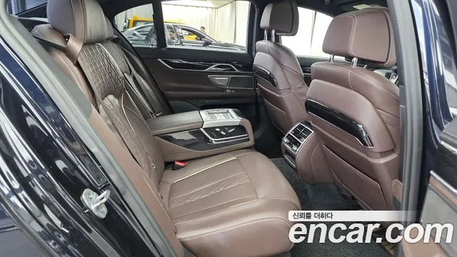 BMW 7-Series 2018 thumb 12