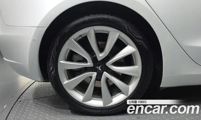 Tesla Model 3 2020 thumb 4