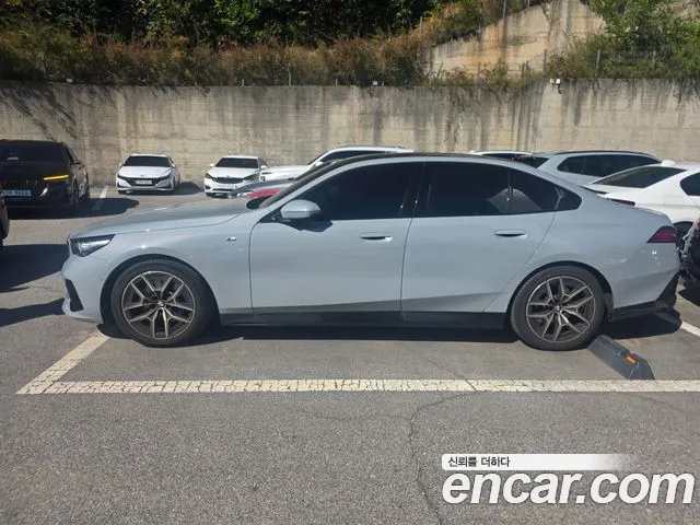 BMW 5-Series 2025 thumb 8