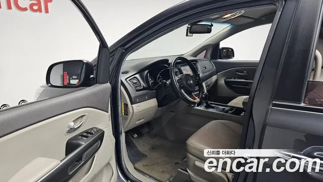Kia Carnival 2015 thumb 10