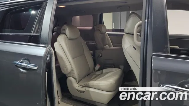 Kia Carnival 2015 thumb 11