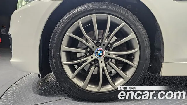BMW 5-Series 2015 thumb 5