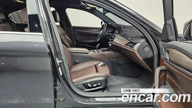 BMW 5-Series 2020 thumb 11