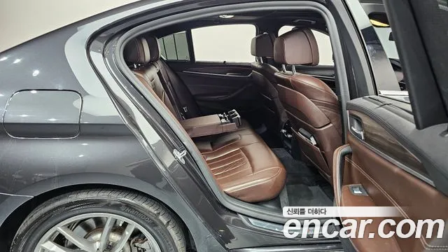 BMW 5-Series 2020 thumb 12