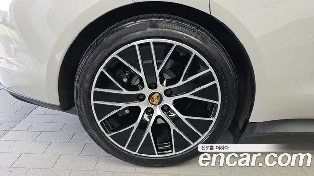 Porsche Taycan 2023 thumb 5