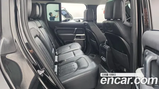 Land Rover Defender 2021 thumb 11