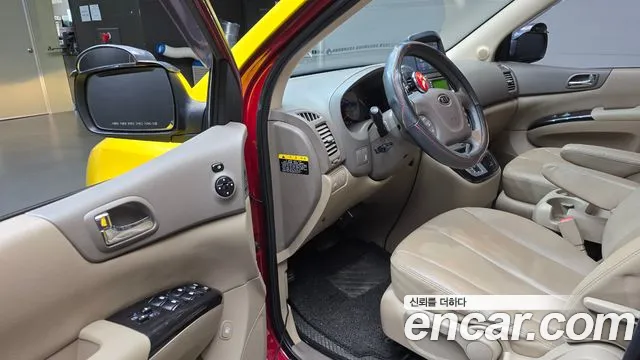 Kia Carnival 2012 thumb 10