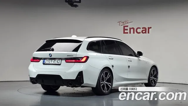 BMW 3-Series 2024 thumb 2