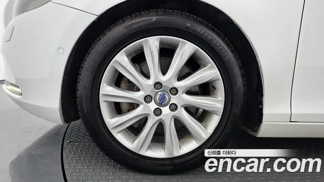 Volvo V40 2015 thumb 5