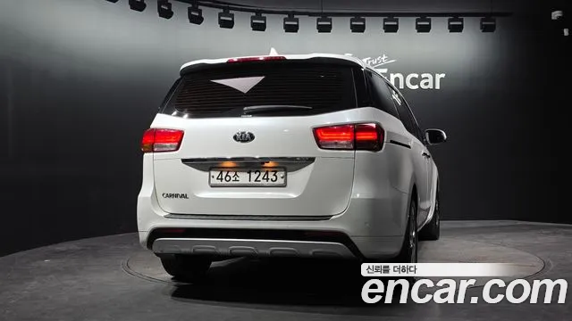 Kia Carnival 2015 thumb 4