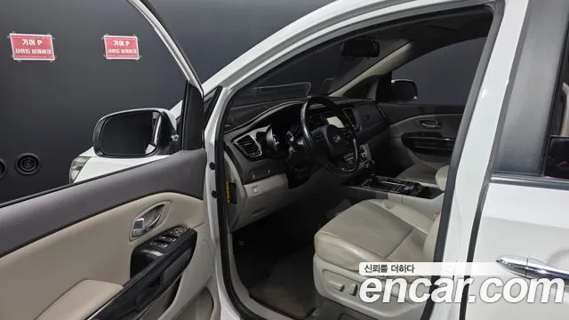 Kia Carnival 2015 thumb 10