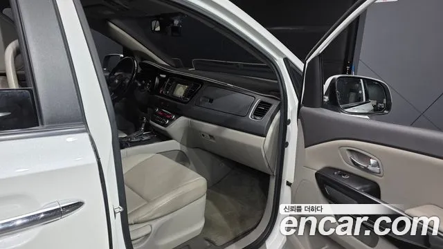 Kia Carnival 2015 thumb 11
