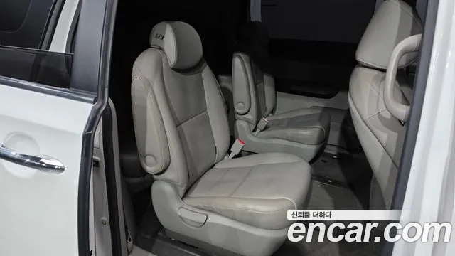 Kia Carnival 2015 thumb 12