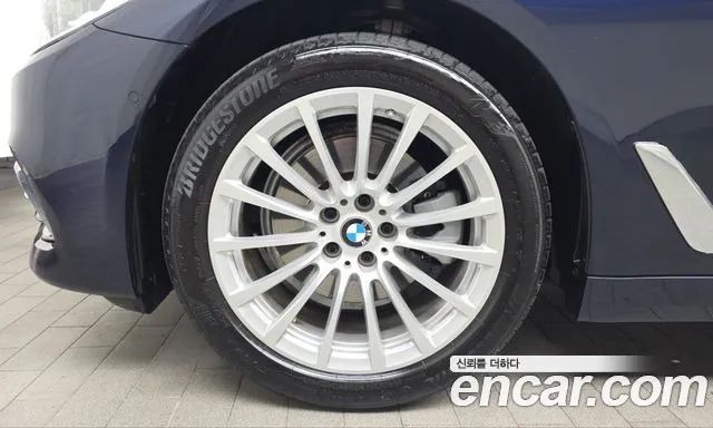 BMW 5-Series 2020 thumb 4