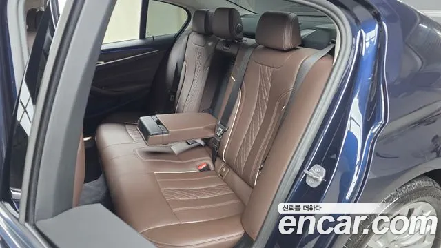 BMW 5-Series 2020 thumb 11