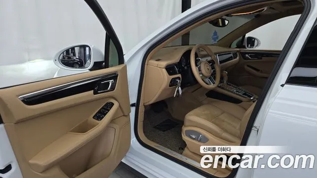 Porsche Macan 2015 thumb 10