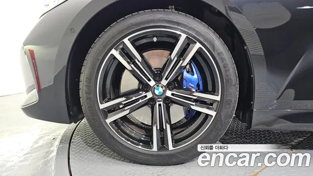 BMW 3-Series 2024 thumb 5