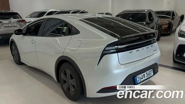 Toyota Prius 2024 thumb 2
