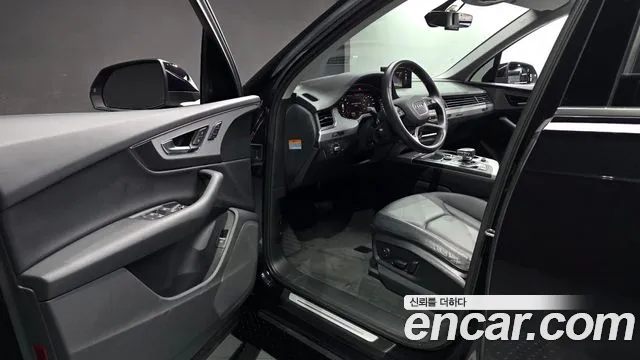 Audi Q7 2019 thumb 10