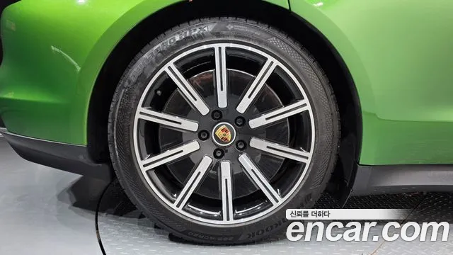 Porsche Taycan 2022 thumb 5