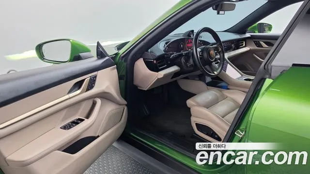 Porsche Taycan 2022 thumb 10