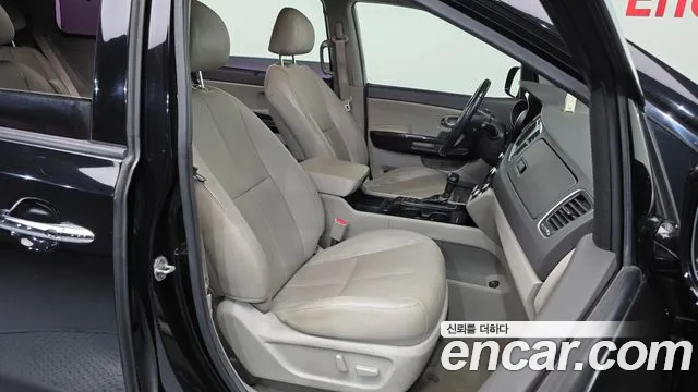 Kia Carnival 2014 thumb 11