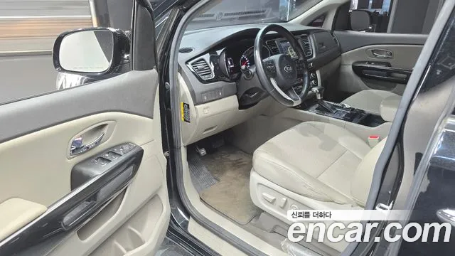 Kia Carnival 2017 thumb 10