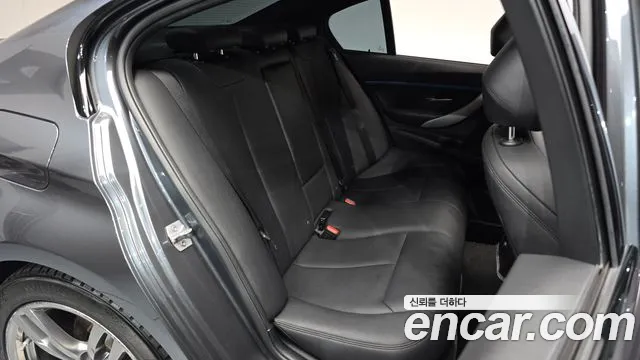 BMW 3-Series 2016 thumb 11