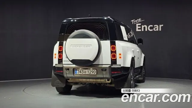 Land Rover Defender 2024 thumb 4
