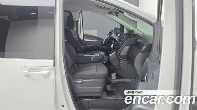 Hyundai Staria 2023 thumb 11