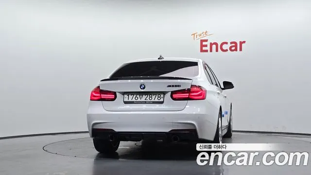 BMW 3-Series 2018 thumb 4